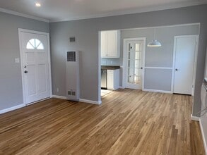 12713 Venice Blvd, Unit Top Floor in Los Angeles, CA - Foto de edificio - Building Photo