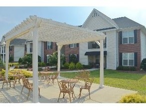 Woodland Village Villas in Fayetteville, NC - Building Photo - Building Photo