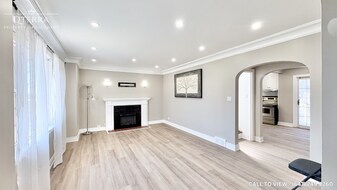 1052 King St E in Oshawa, ON - Building Photo