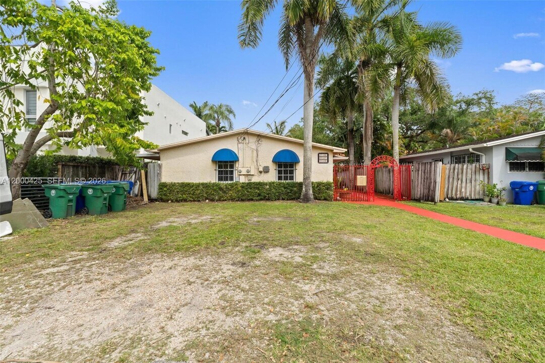 3147 McDonald St in Miami, FL - Building Photo