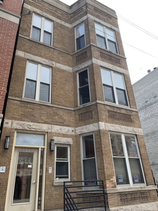 2717 N Halsted St in Chicago, IL - Building Photo
