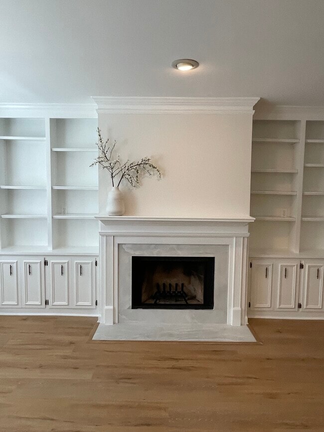 property at 880 Lenox Oaks Cir NE
