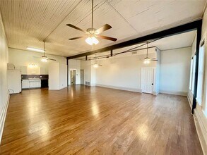 105 W Hickory St in Denton, TX - Building Photo - Building Photo