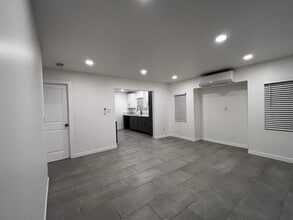 9717 Oak St in Bellflower, CA - Foto de edificio - Building Photo