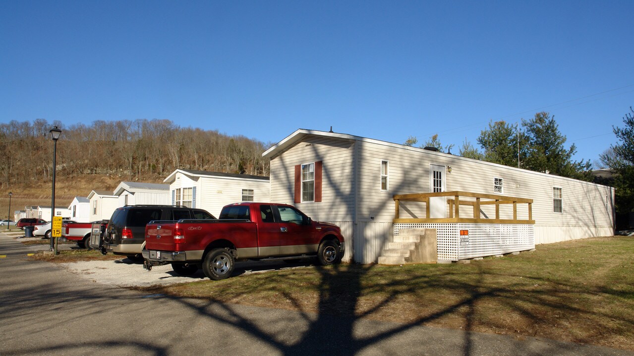Martha Road Estates in Barboursville, WV - Foto de edificio