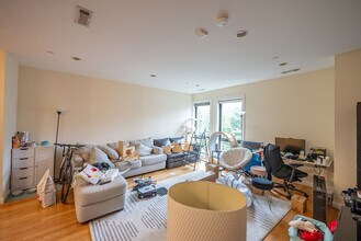 18 Manor St, Unit 2 in Boston, MA - Building Photo - Building Photo