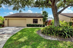 3638 Glen Oaks Manor Dr in Sarasota, FL - Building Photo