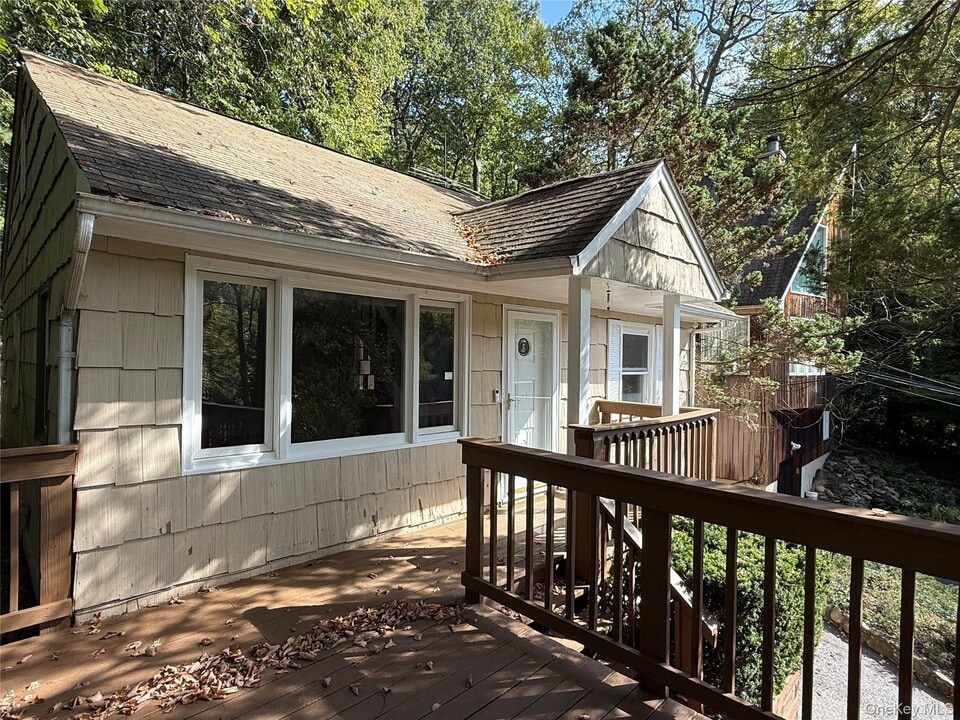 19 Cotswold Dr in Centerport, NY - Building Photo