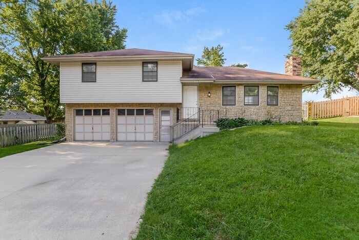 409 Oakbrook Dr in Lansing, KS - Building Photo