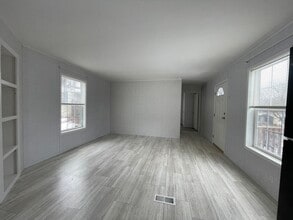 24 Suzanne Way in Willseyville, NY - Foto de edificio - Building Photo