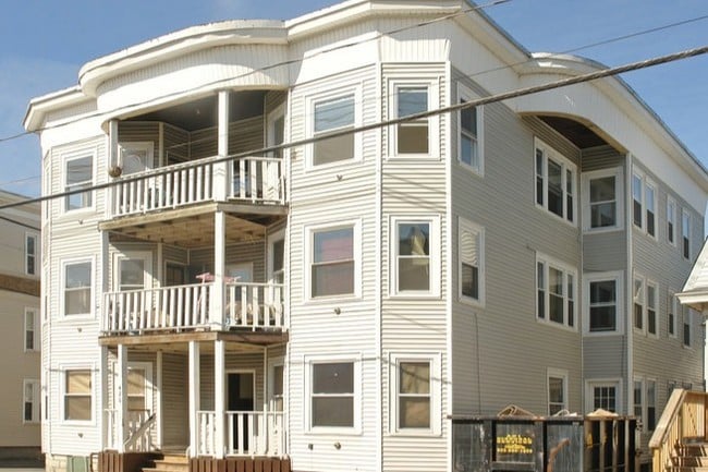 6 Unit House 3 floors in Manchester, NH - Foto de edificio - Building Photo