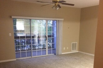 141 Wexford Dr, Unit 202 in Anderson, SC - Foto de edificio - Building Photo