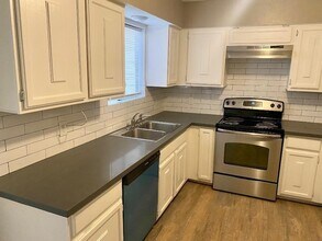 2003 Place Rebecca Ln, Unit E2 in Houston, TX - Building Photo - Building Photo