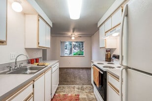 Parkmeadow Apartments in Keizer, OR - Building Photo