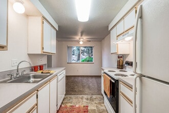 Parkmeadow Apartments in Keizer, OR - Building Photo - Building Photo