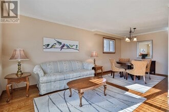 166 Lynnbrook Dr in Toronto, ON - Building Photo - Building Photo