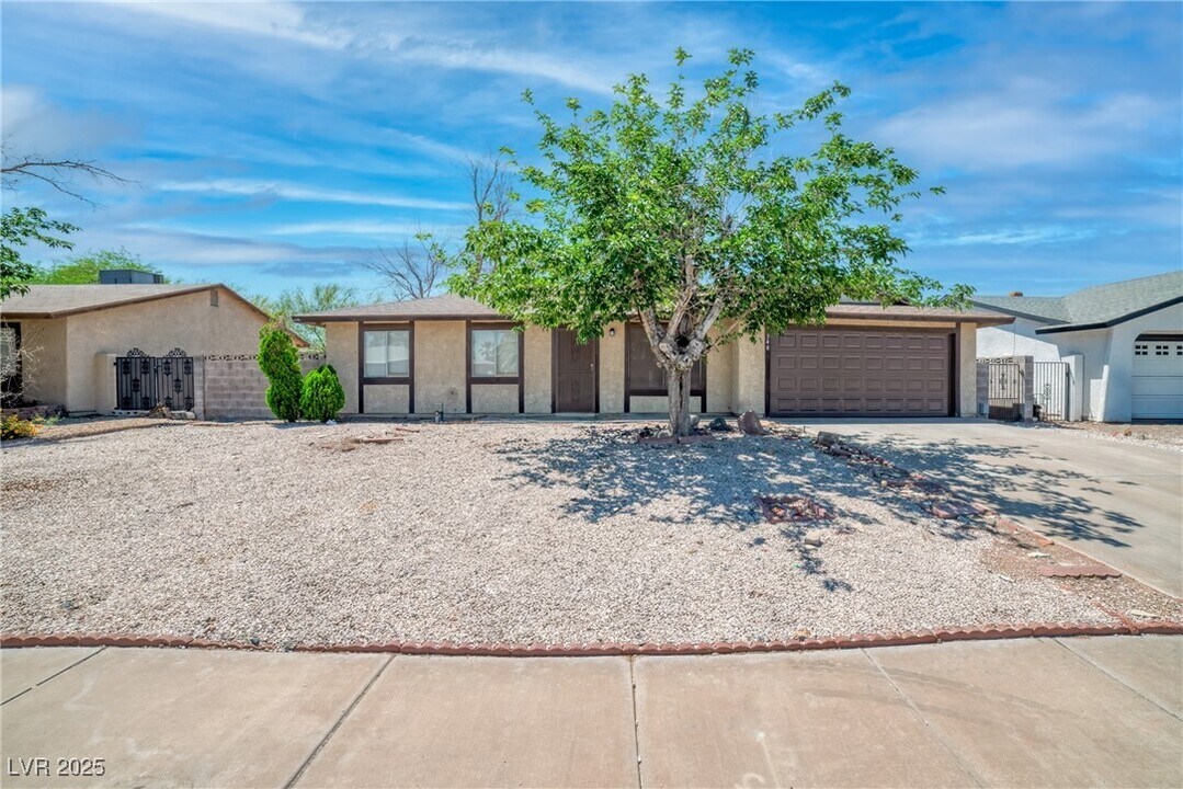 540 Longtree Ave in Henderson, NV - Building Photo