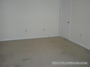 1223 Beacon St, Unit 115 in Brookline, MA - Foto de edificio - Building Photo