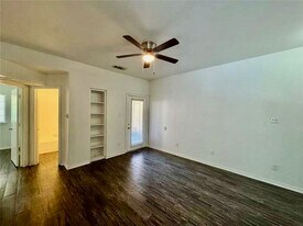 1112 Holly St in Irving, TX - Building Photo