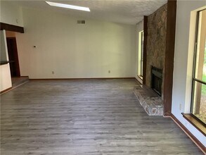 215 Lakeland Ct in Roswell, GA - Building Photo - Building Photo