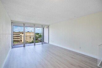 9210 Fontainebleau Blvd in Miami, FL - Building Photo - Building Photo