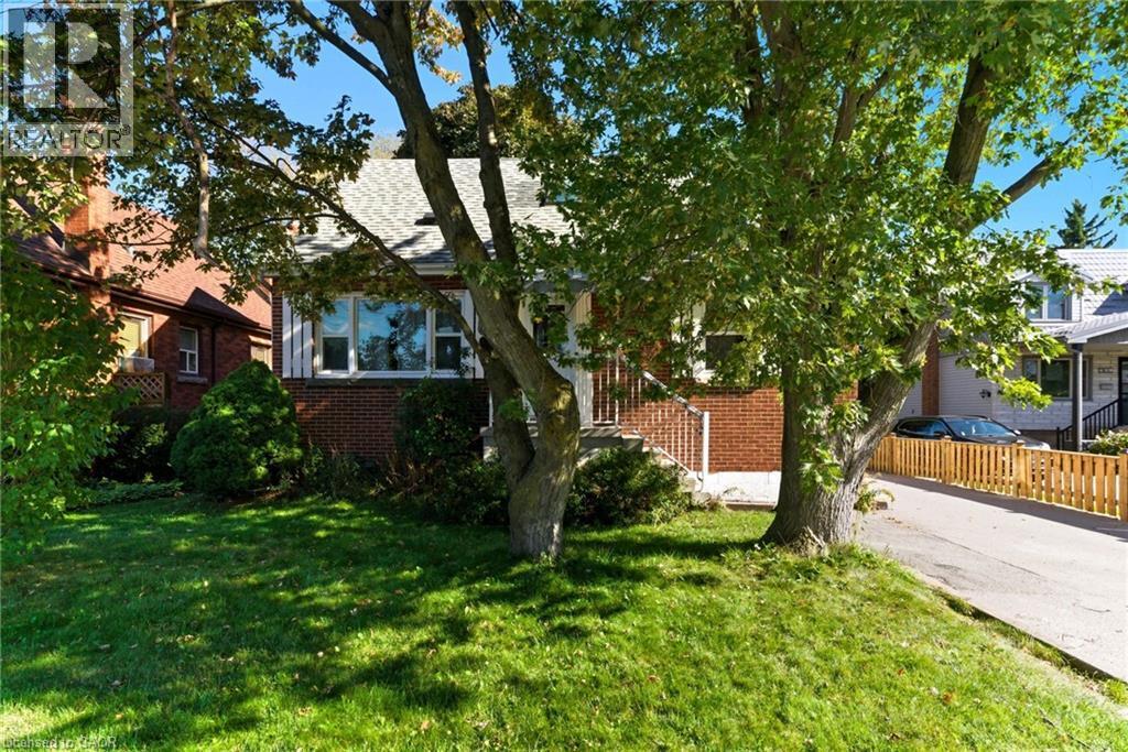 425 Upper Gage Ave in Hamilton, ON - Building Photo
