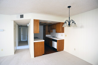 Baywood Apartments in Simi Valley, CA - Foto de edificio - Interior Photo