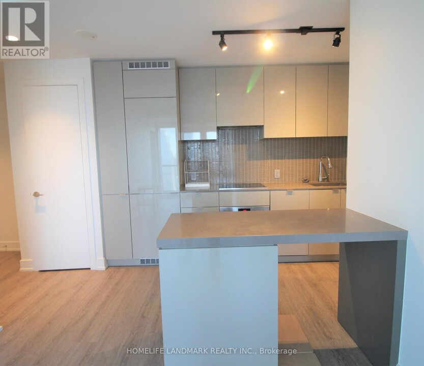 7-3807 Grenville St in Toronto, ON - Building Photo