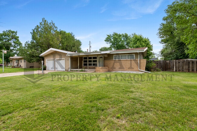 614 N Brownthrush Ln in Wichita, KS - Building Photo - Building Photo