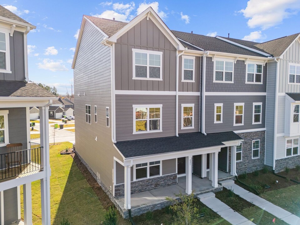 821 Basswood Gln Trl in Knightdale, NC - Foto de edificio