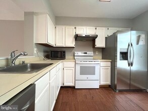 4659 Hallowed Stream in Ellicott City, MD - Foto de edificio - Building Photo