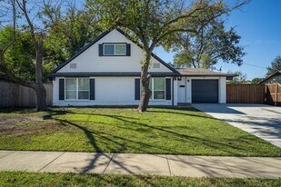 2302 Valleywood Dr in Carrollton, TX - Building Photo