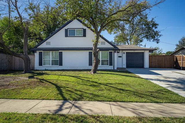 2302 Valleywood Dr in Carrollton, TX - Building Photo