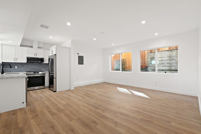 8304 Pershing Dr, Unit 8304 one half in Playa Del Rey, CA - Building Photo - Building Photo