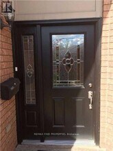 2406 Yorktown Cir in Mississauga, ON - Building Photo - Building Photo