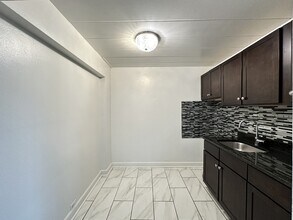 1360 W Touhy Ave in Chicago, IL - Building Photo - Building Photo