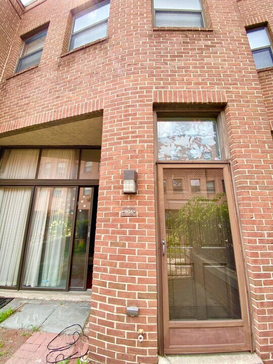 906 Stubblefield Ln in Baltimore, MD - Building Photo