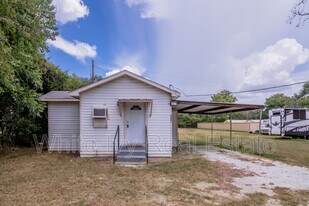 137 Lee Ln in Trinity, TX - Building Photo