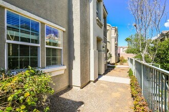 7560 Bright Eyed Ct in Las Vegas, NV - Foto de edificio - Building Photo