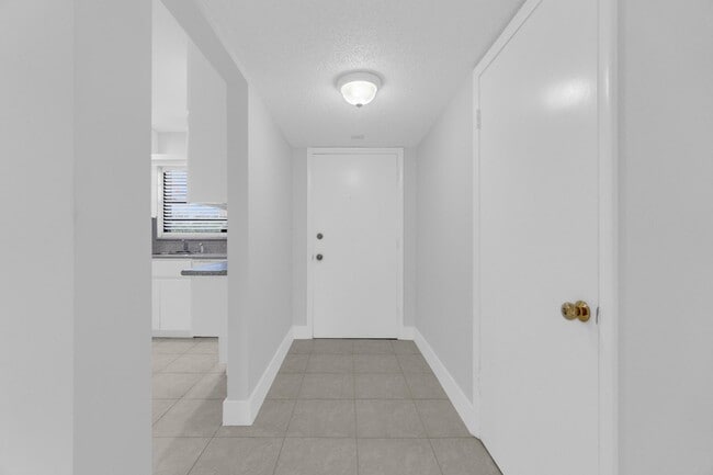 200 Jacaranda Country Club Dr in Plantation, FL - Building Photo - Building Photo