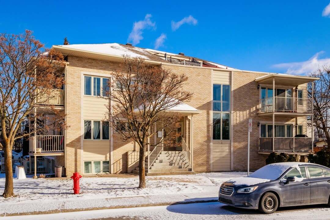 113 Lafleur Ave in Montréal, QC - Building Photo