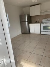 517 NW 1st Ave in Hallandale Beach, FL - Building Photo - Building Photo