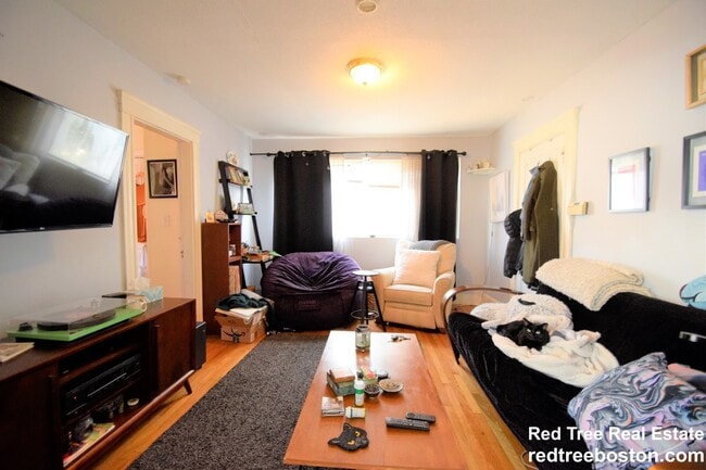 98 Beechcroft St, Unit 1 in Boston, MA - Foto de edificio - Building Photo