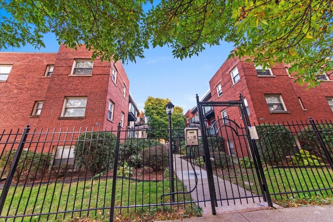 7527 N Damen Ave in Chicago, IL - Building Photo