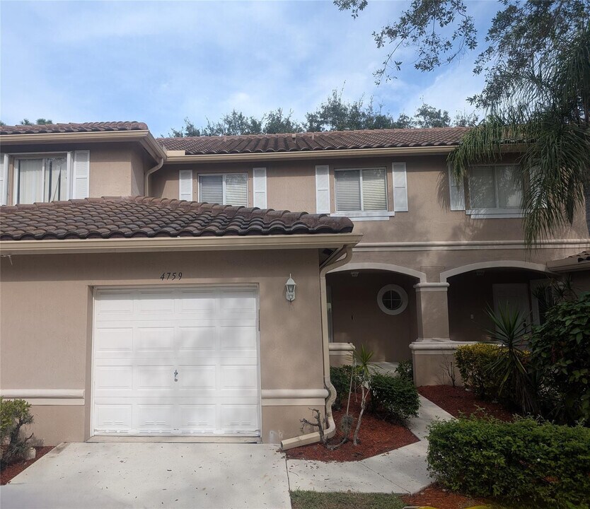 4759 Pinemore Ln in Greenacres, FL - Building Photo