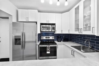 251 S Cypress Rd in Pompano Beach, FL - Foto de edificio - Building Photo