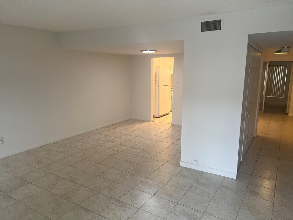 6548 SW 41st St in Davie, FL - Building Photo