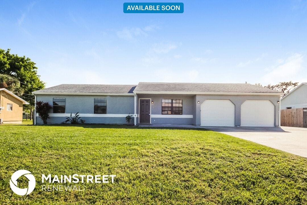 2162 Dickens St NE in Palm Bay, FL - Foto de edificio