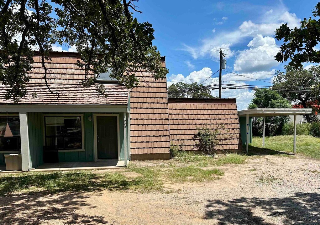 220 Big Oaks Dr in Kingsland, TX - Building Photo