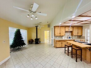 41024 16th St W in Palmdale, CA - Foto de edificio - Building Photo